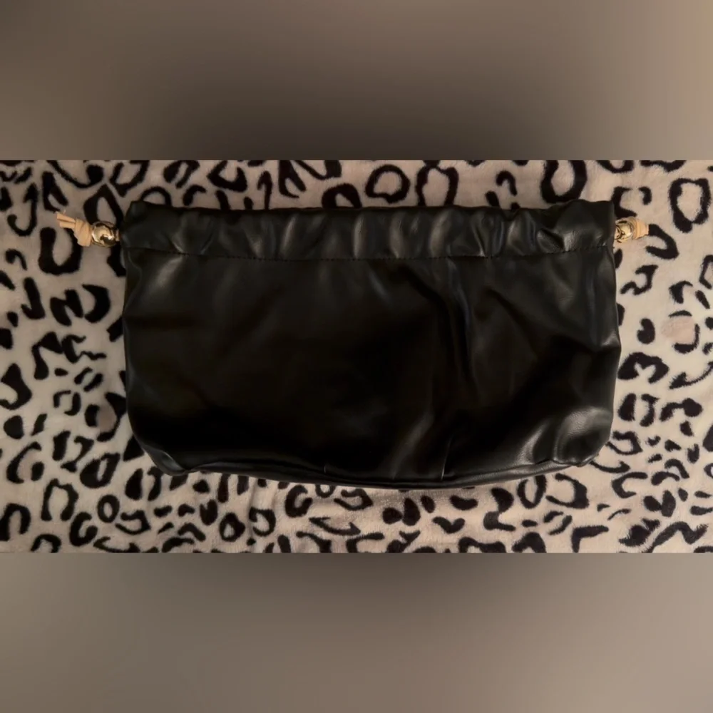 (2) Victoria's Secret travel make up bags - NWT 🖤💛